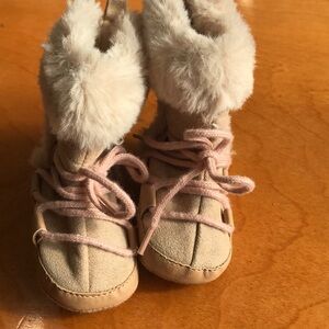 3-6 month Baby Winter Sherpa booties Velcro closure. Non slip bottoms.